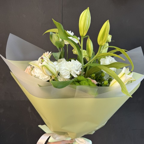 Букет с лилией, диантусами и эустомой