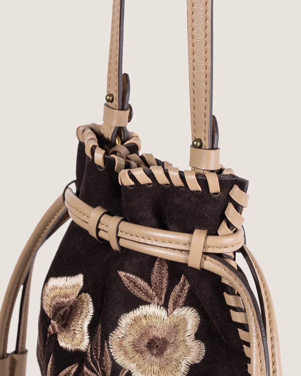 Сумка из замши с вышивкой и бахромой