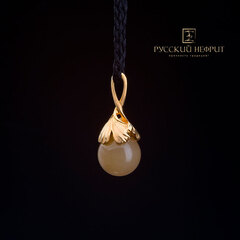 Кулон с медовым нефритом "Лист Гинкго".