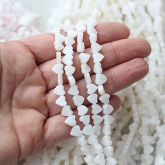 Перламутр натуральный, матовый, в форме сердца 7 мм, 1 нить ПР104