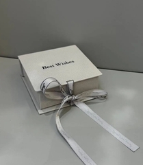 futlyar-korobka-podarochnaya-magnitnaya-s-lentochkoj-dlya-kolca-serezhek-broshi