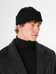 Хлопковая шапка в черном цвете