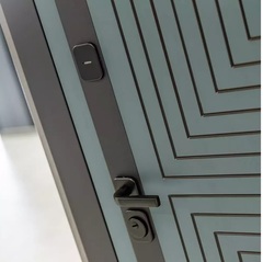 Входная металлическая дверь Кредор Черный кварц 03 Крем софт (матовый без текстуры)/ Велютто верде с патиной