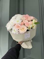 Сборный букет с кустовой пионовидной розы, хризантемы и альстромерии