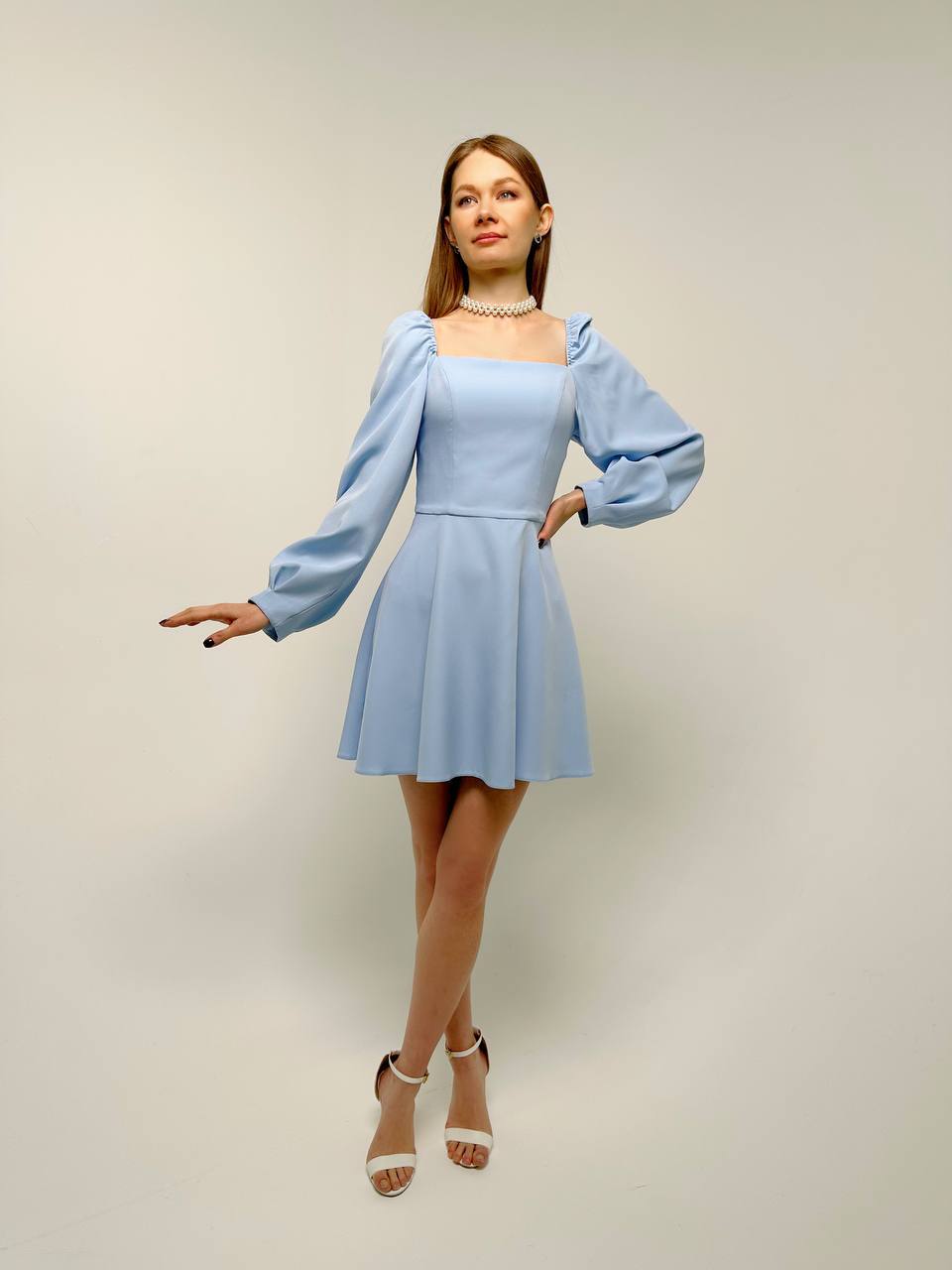 Нарядное трикотажное платье с вырезом каре мини (голубой)