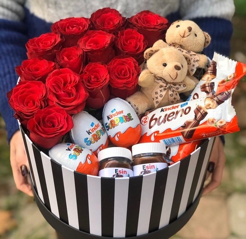 Коробка с розами, сладостями и мишками 