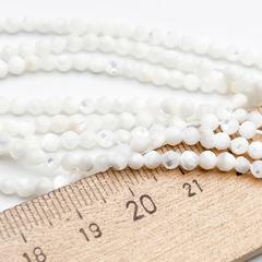 Перламутр Шар граненый бусины, диаметр около 3,2 мм, цена за отрезок 19 см (1/2 нити)