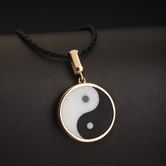 Амулет Инь Ян из белого и черного нефрита