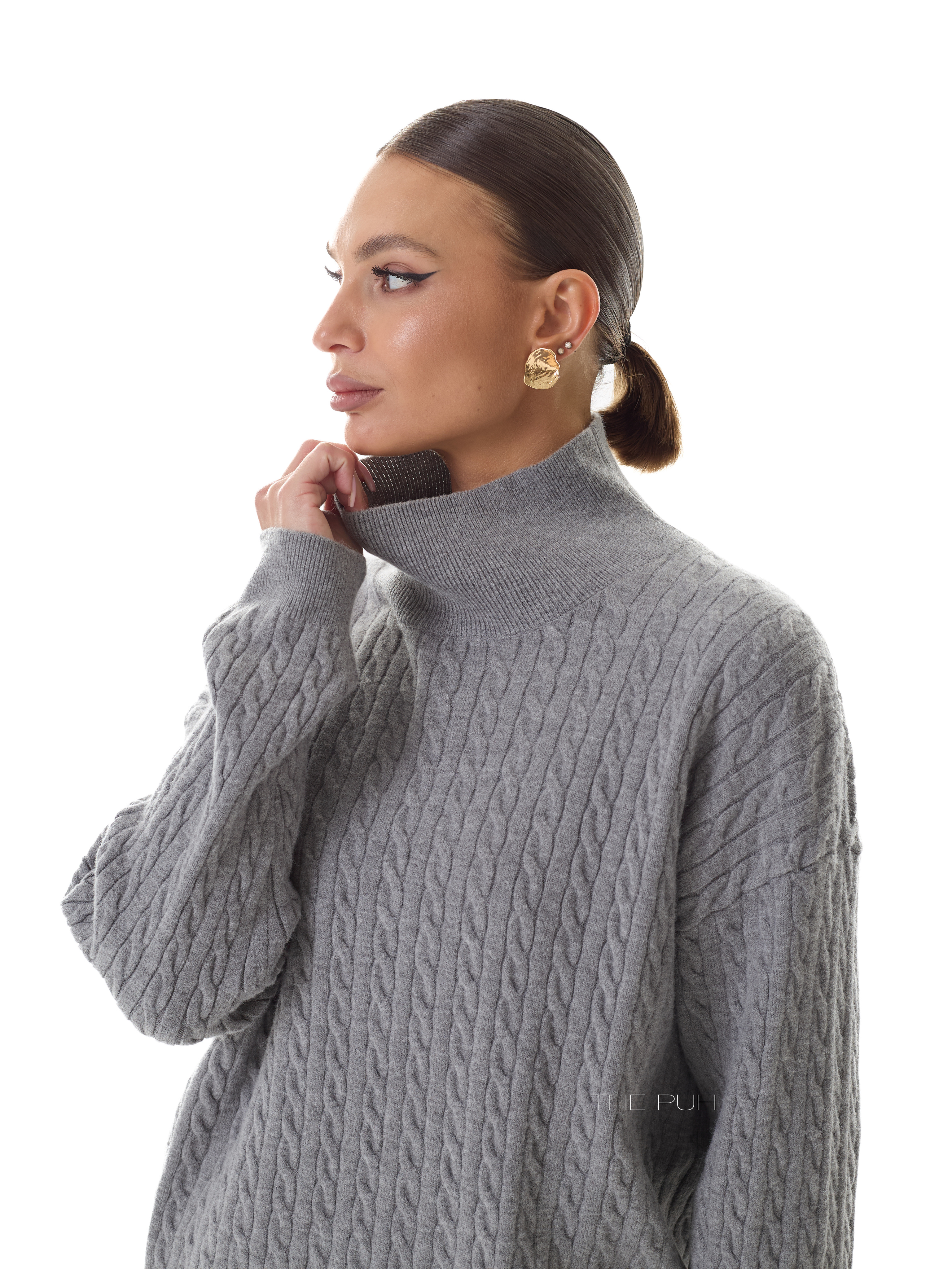 Серый трикотажный костюм в косичку