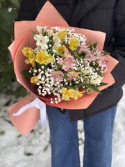 Букет цветов Альстромерии микс с гипсофилой