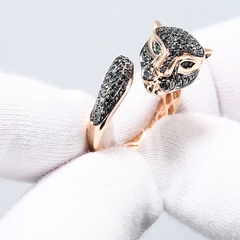 3010580-kolco-pantera-iz-zolota-s-chernymi-brilliantami-i-izumrudami