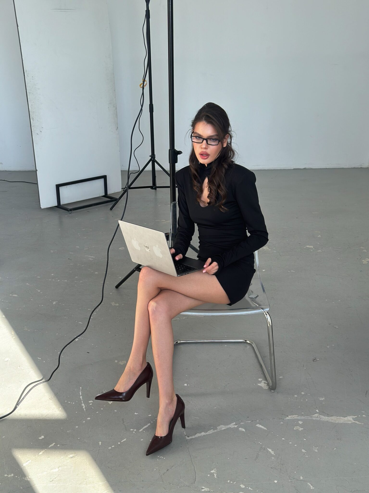 Платье мини с разрезом на груди в виде капельки