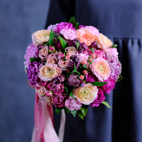 Букет невесты #503 с пионовидными розами и ранункулюсами