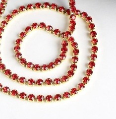 Цепь со стразами, ss 8, ш. 2,4 мм, красный в золотой оправе