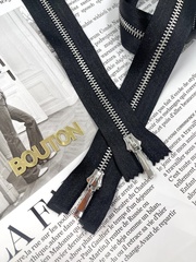 Молния на черной атласной тесьме серебристая