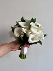 Свадебный букет из зелени рускуса и калл