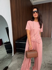 Костюм с силуэтной футболкой в нежно-розовом цвете