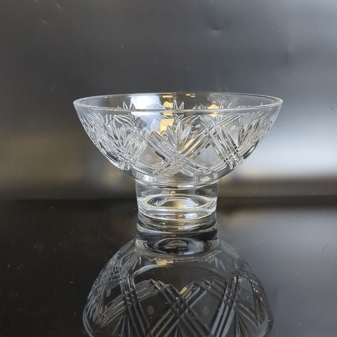 Вазочка для конфет и фруктов на ножке, стекло с резным геометрическим декором, винтаж СССР 1970-1990 гг