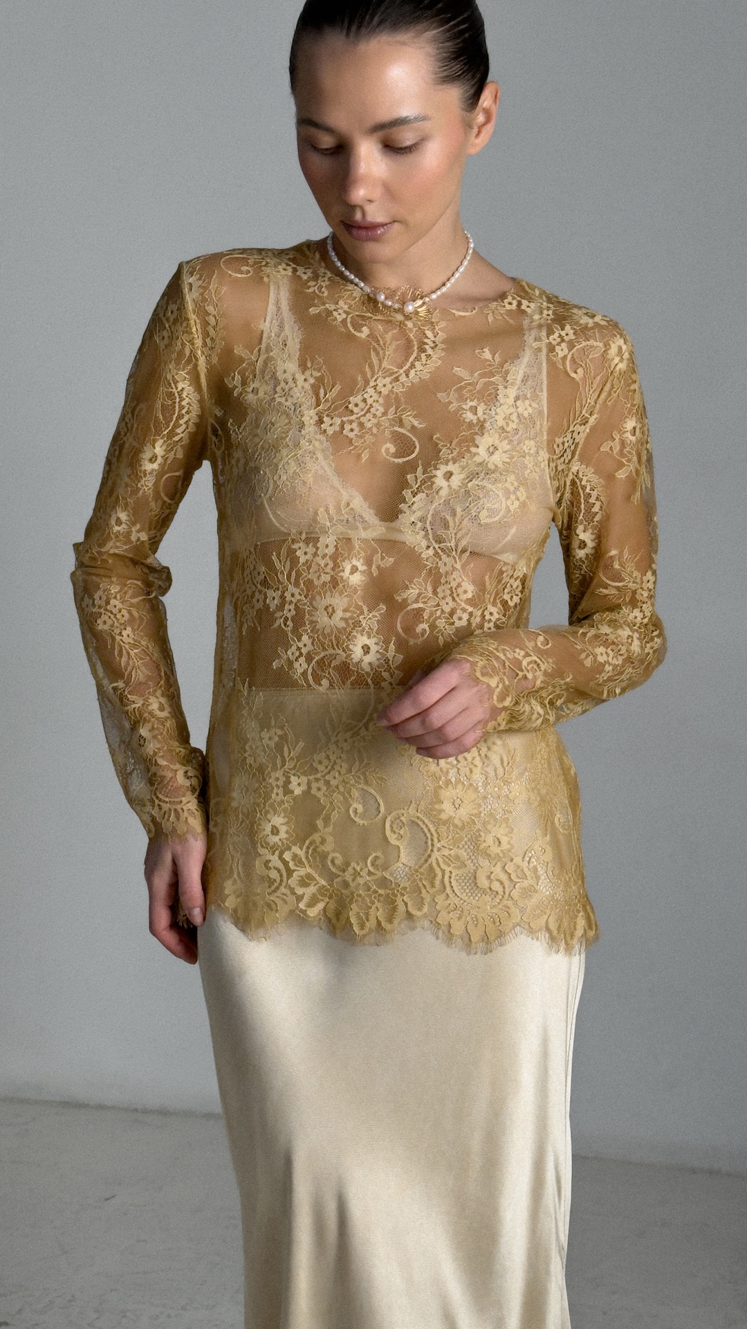 Лонгслив из мягкого кружева с ажурным краем