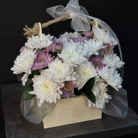 Корзинка с кустовыми хризантемами