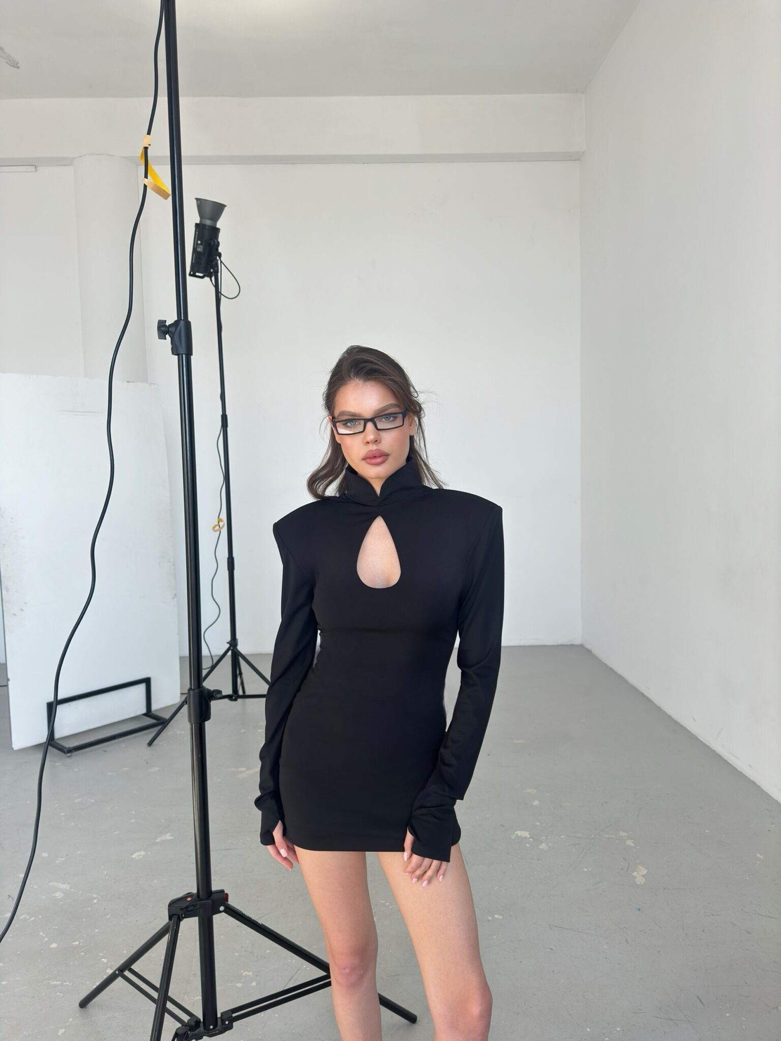 Платье мини с разрезом на груди в виде капельки