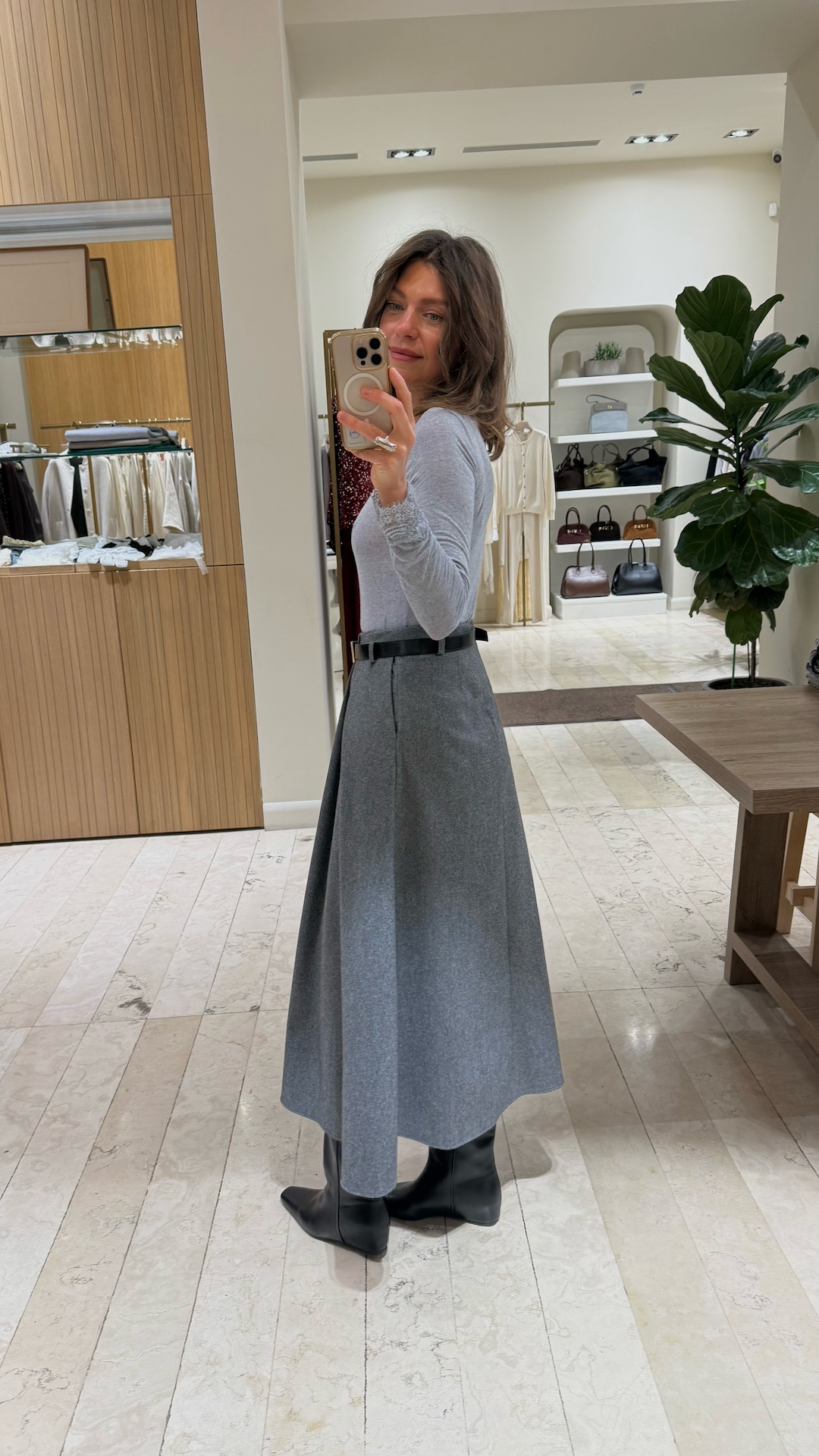 Юбка из костюмной ткани с глубокими защипами