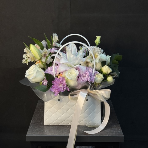 Сумочка с лилией, розами и альстромерией