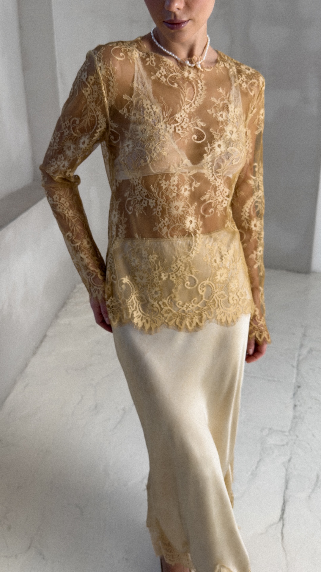 Лонгслив из мягкого кружева с ажурным краем