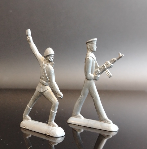 Набор из 2 оловянных солдатиков . Матросы на учениях СССР.