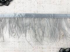 Кант с пером страуса, ш. 9 см, серый