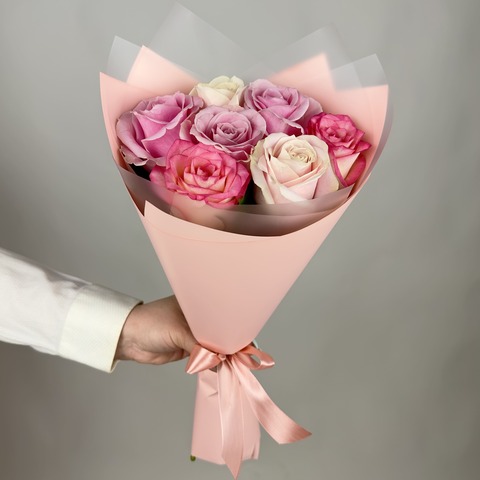 Букет цветов из 7 нежно-розовых роз Россия микс