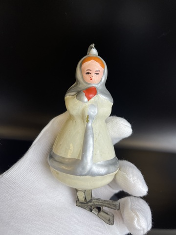Ёлочная игрушка "Настенька из Морозко" на прищепке 12 см, новогодняя, небольшой скол под прищепкой, стекло, винтаж СССР 1950-1980 гг