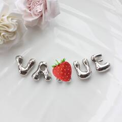 Слово из букв VAHUE в серебре