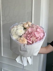 Букет из гортензии, кустовых пионовидных роз, диантусов и хризантемы