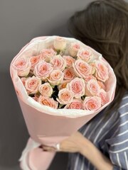 Букет из 5 розовых кустовых роз "Розанелла"