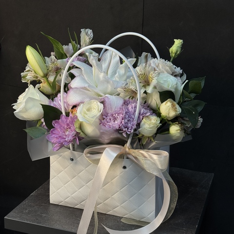Сумочка с лилией, розами и альстромерией