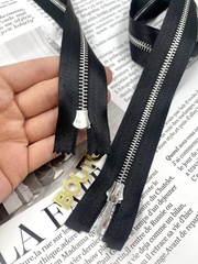 Молния на черной атласной тесьме серебристая