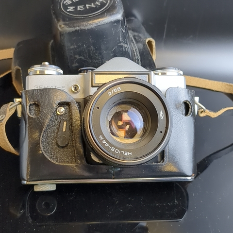 № 22 Фотоаппарат "Зенит-Е" с объективом "Гелиос 44 М", металл, стекло, кожа, пластик, Красногорский механический завод (КМЗ), СССР, 1977 г.