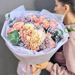 Авторский букет с розовой гортензией и кустовой розой «Джульетта»