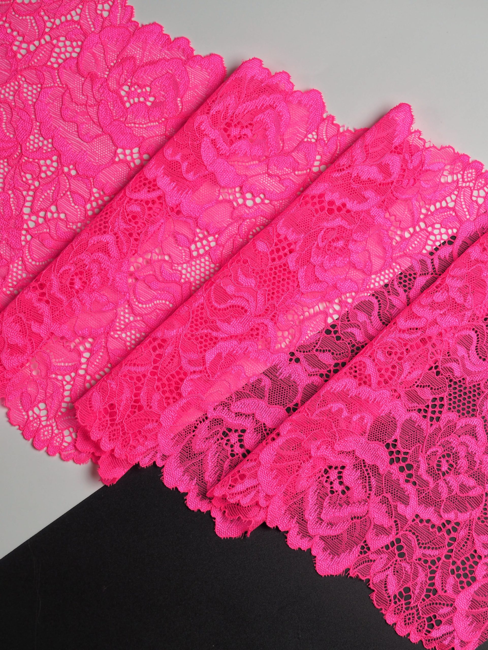Эластичное кружево розовое неоновое 22 см