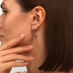 94025713- Серьги ассиметричные из серебра с подвеской АКУЛА