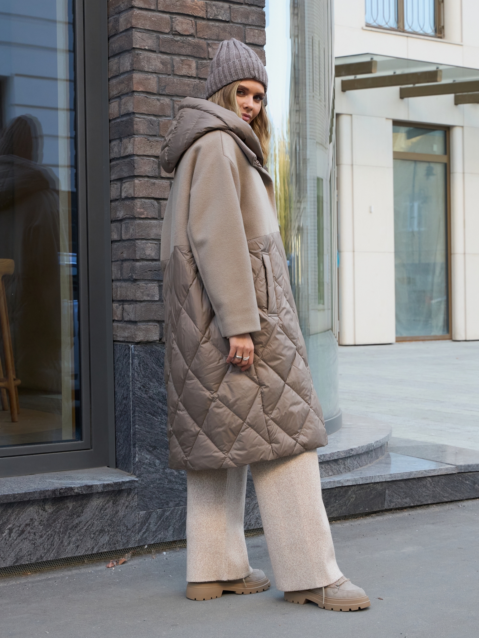 Удлиненная бежевая куртка-пальто с капюшоном