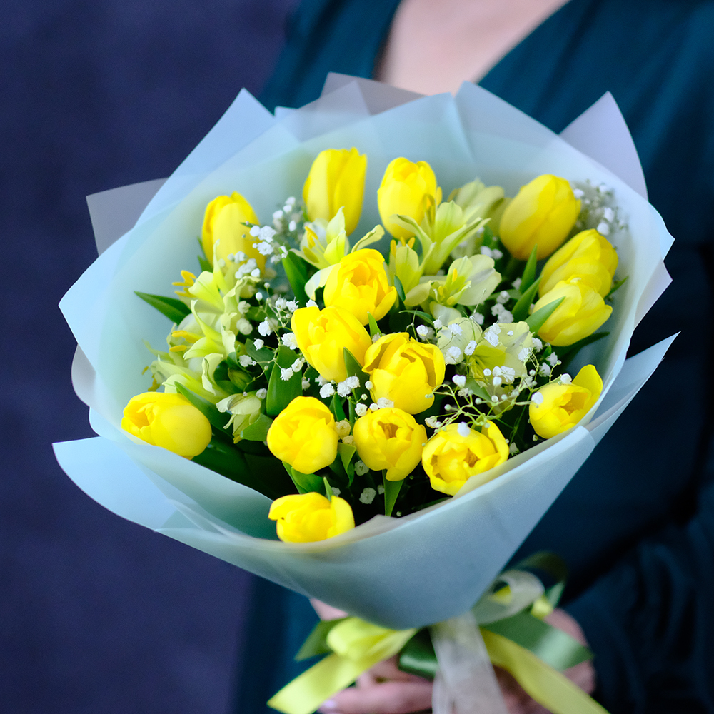 купить яркий букет с желтыми тюльпанами Пермь заказать онлайн доставка