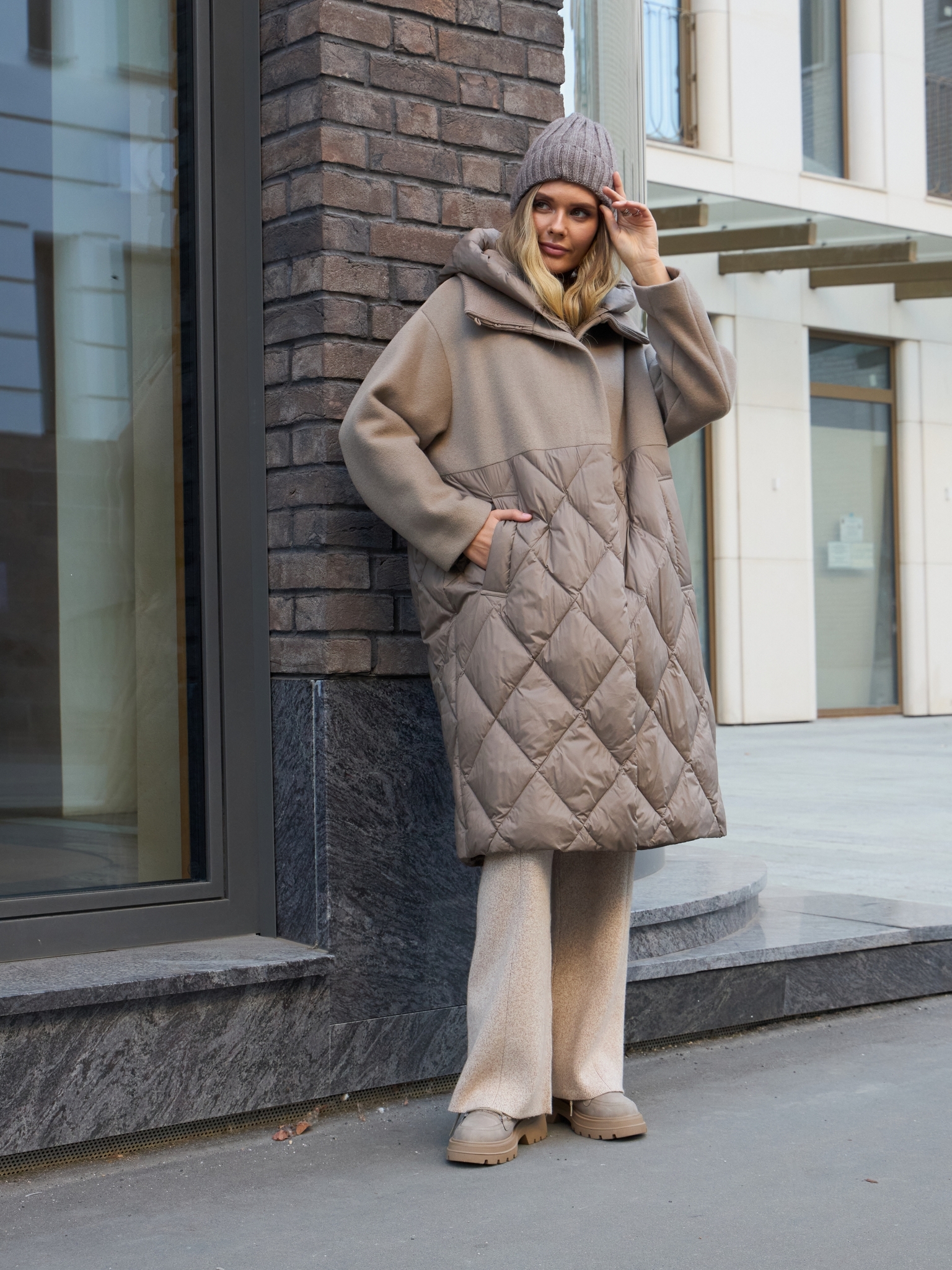 Удлиненная бежевая куртка-пальто с капюшоном