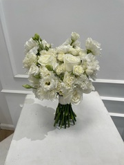 Свадебный букет из одноголовых роз, лизиантуса и диантусов