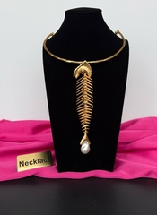 Колье обруч FISH с подвеской скелет рыбы с жемчужиной в стиле Schiaparelli