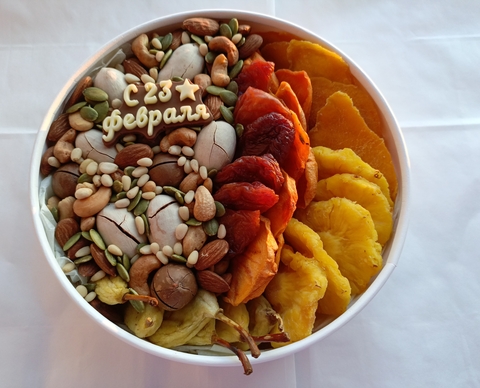 Коробка с орехами и сухофруктами