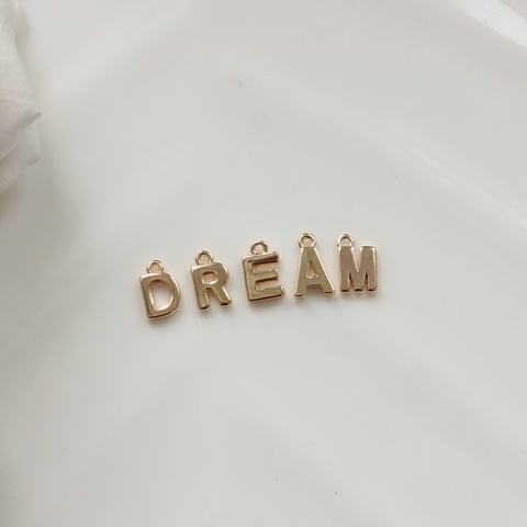 Слово из букв DREAM в позолоте