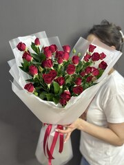 Букет с 7 красными кустовыми розами