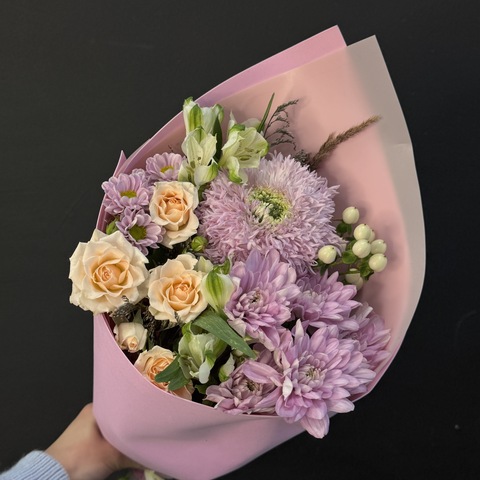 Букет из хризантем с кустовой розой и альстромерией